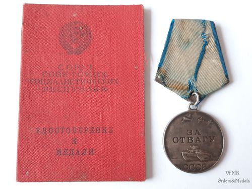 Medalha de Valor com documento de concessão 1944