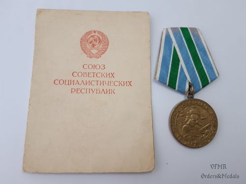 Medalla "Por la Defensa del Ártico Soviético" con documento de concesión