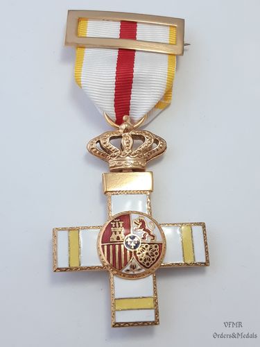 Cruz de Mérito militar com distintivo amarelo