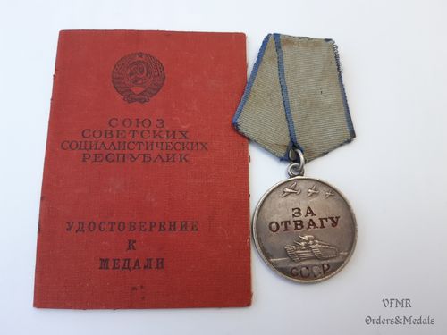 Medalha de Valor com documento de concessão 1945