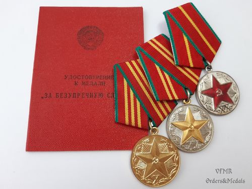 Medalhas por serviço irrepreensível na KGB, 10, 15 e 20 anos de serviço com documento de concessão