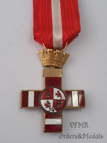 Cruz del mérito militar distintivo rojo pensionada (republicanizada)