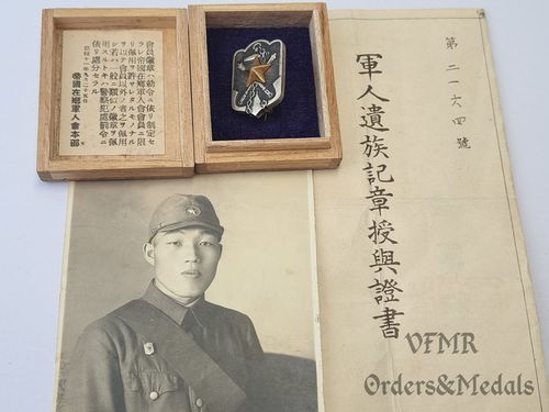 Distintivo de veterano com documento de premiação e foto
